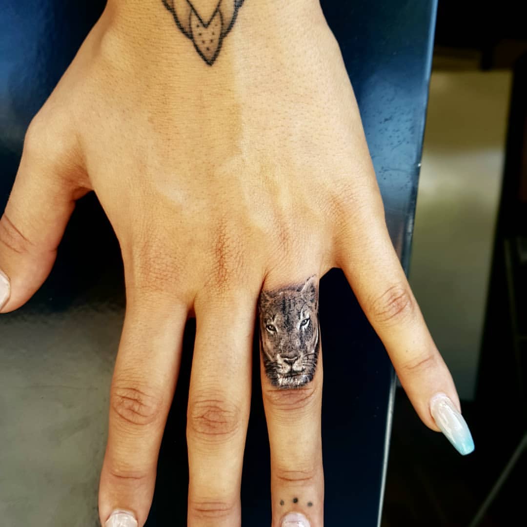 Jhan Gimenez Tattoo  I dont use to do finger tattoos but it was fun   tatttoo newyorktattoo newyork lion liontattoo smallliontattoo  finguertattoo smalltattoos  Facebook