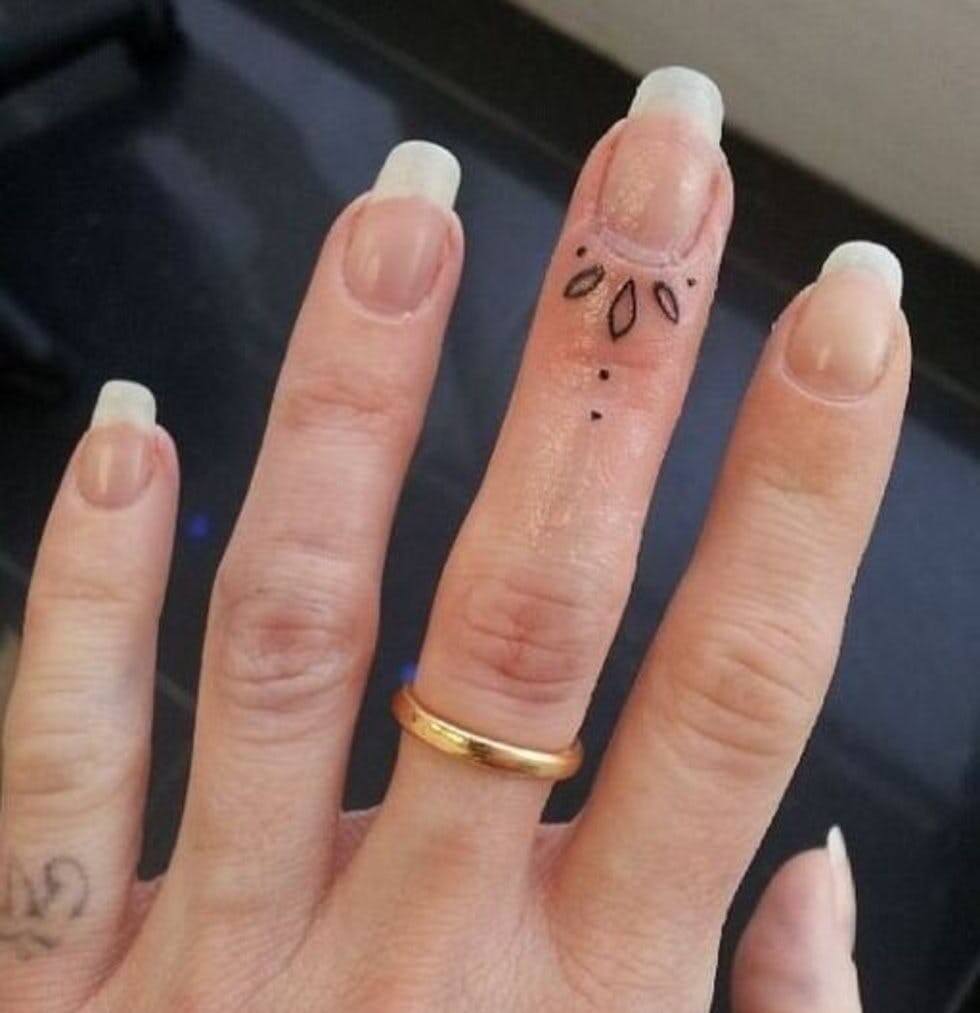 45 Meaningful Tiny Finger Tattoo Ideas Every Woman Eager To Paint  Page  21 of 45  Fashionsum  Tattoos for women small Small hand tattoos Pretty  hand tattoos