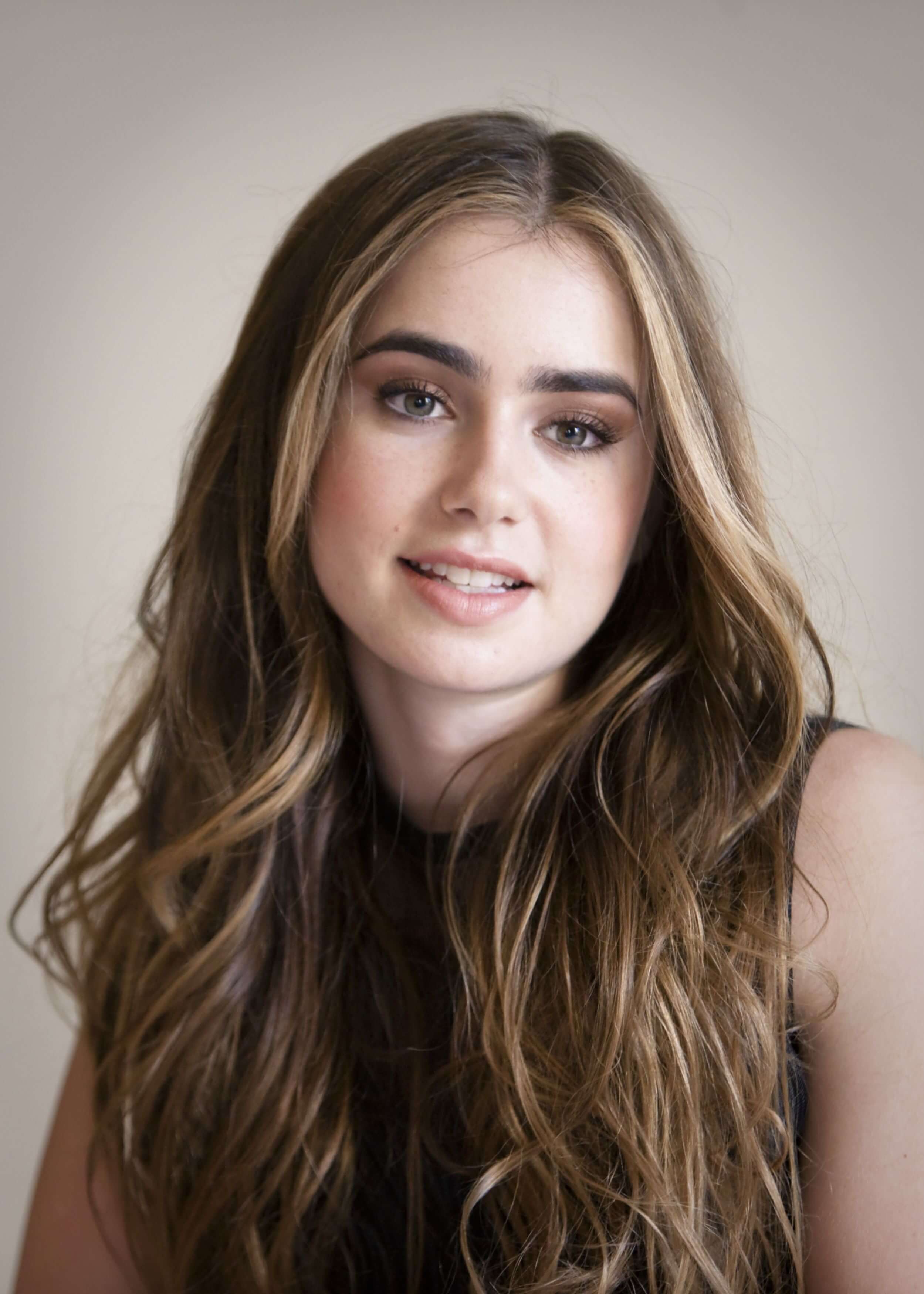 Lily Collins hairstyle