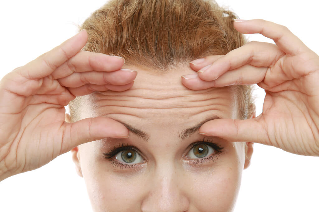 How to Get Rid of Forehead Wrinkles? (9 Easy Tricks and Tips to Follow)