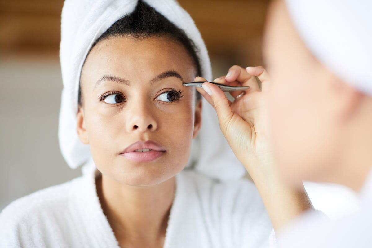 5-Step Guide on How to Trim Eyebrows At Home (Social Distancing Thing)