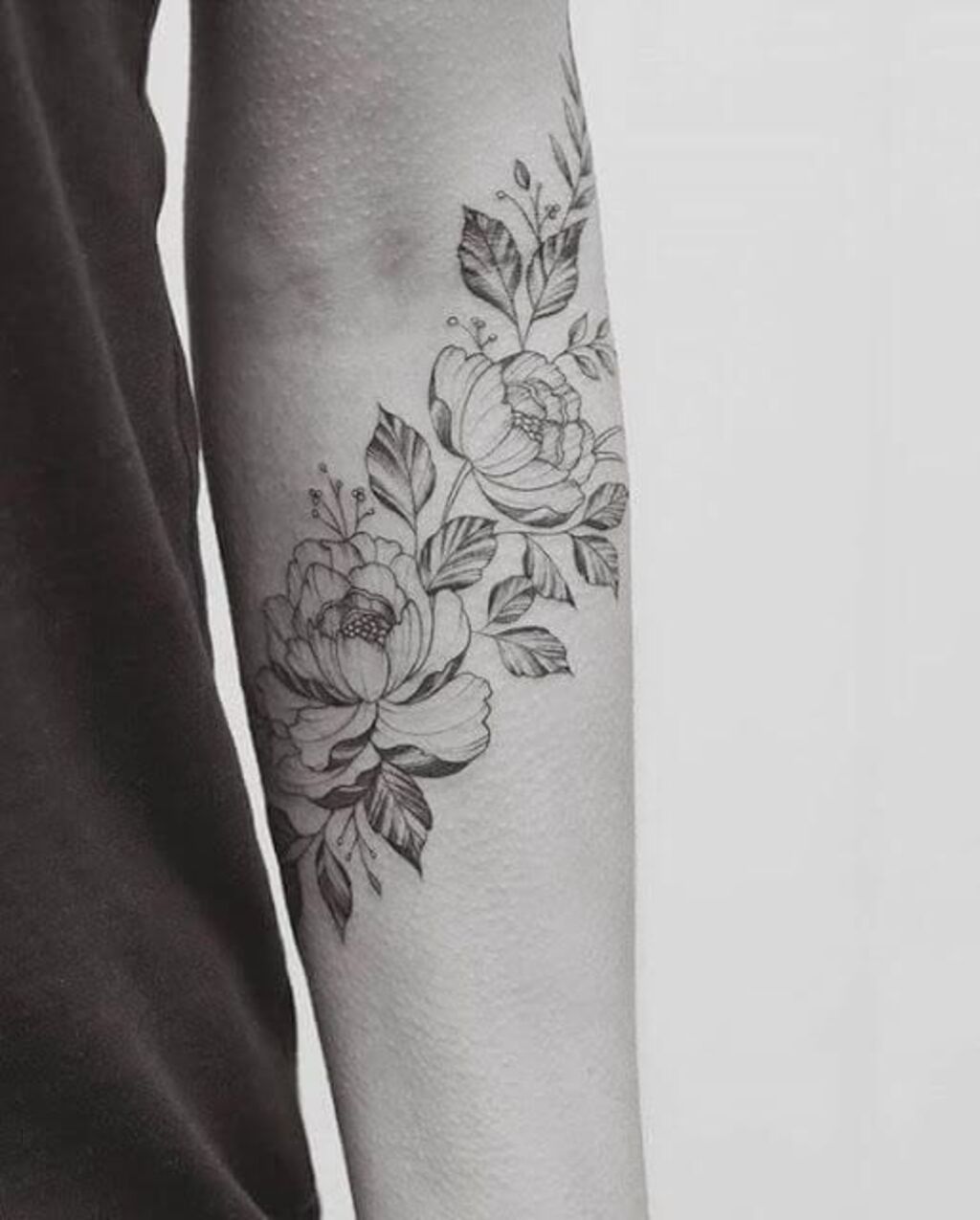 Excellent flower tattoo on the upper arm  Tattoogridnet