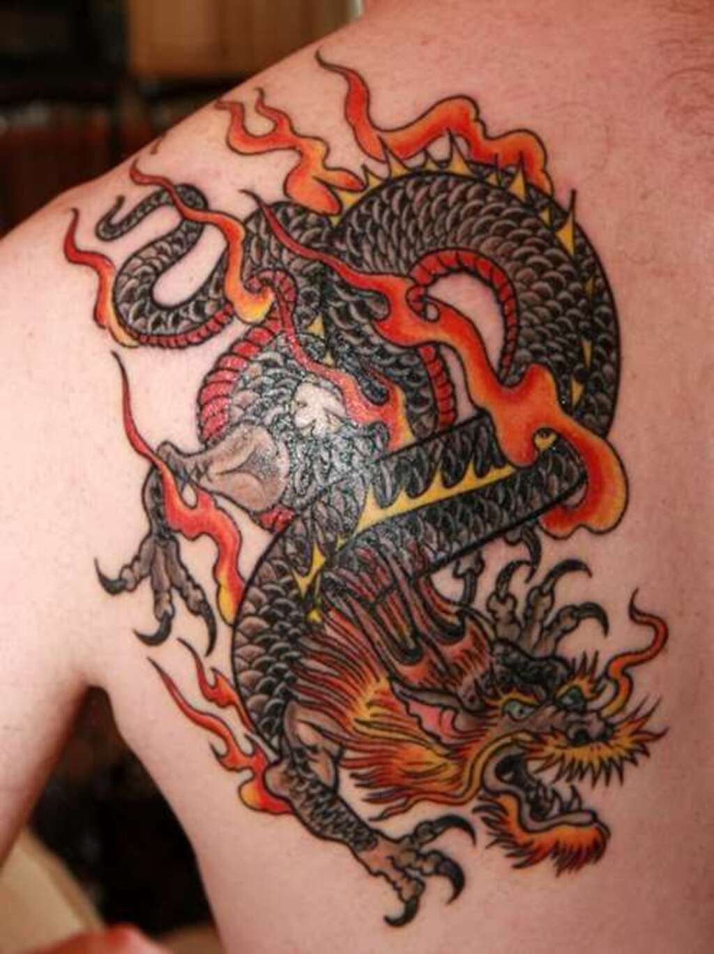 Китайский дракон значение. Тату дракон. Китайский дракон тату. Тату дракон на лопатке. Тату дракон на лопатке для мужчин.