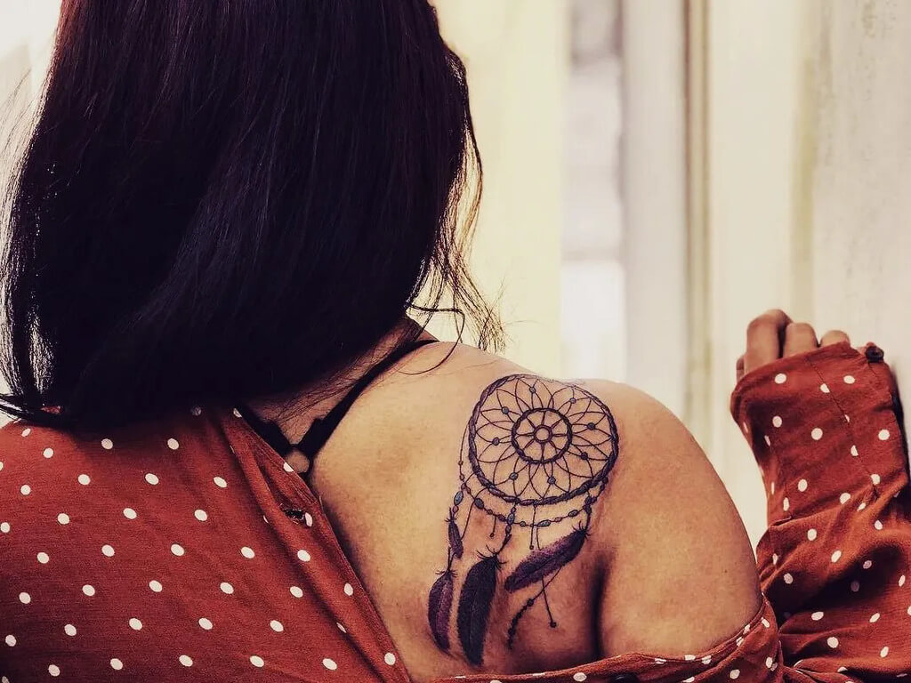 36 Meaningful Dreamcatcher Tattoo Designs | Dreamcatcher tattoo, Feather  tattoos, Dream catcher tattoo design