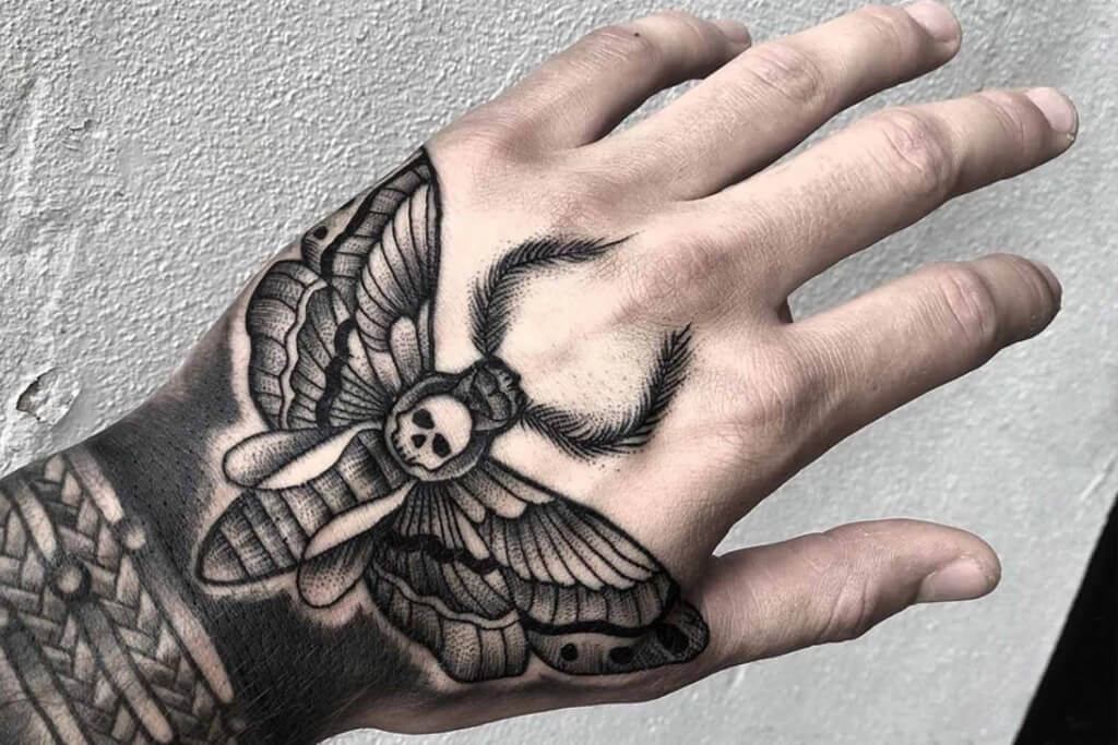 Tatuagens de mão de borboleta do diabo para homens