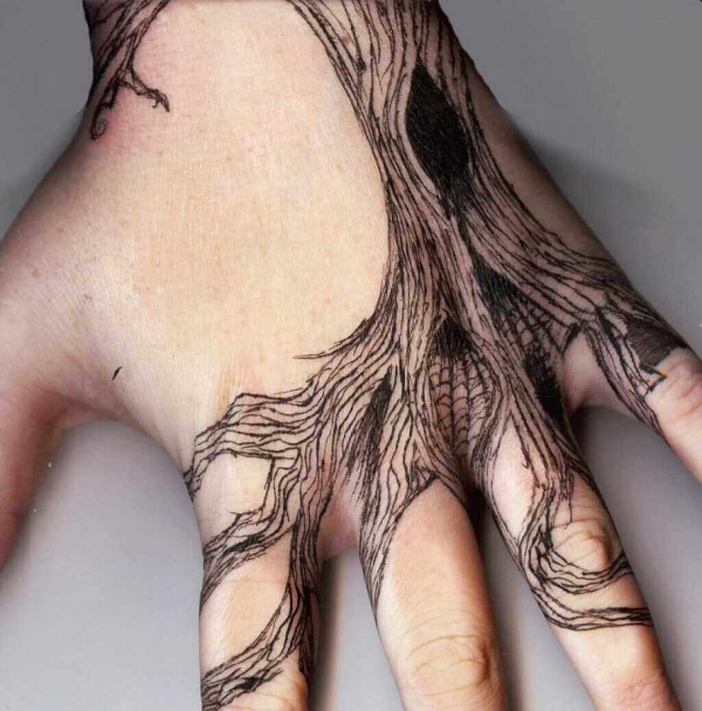 Tatuagem de mão de árvore