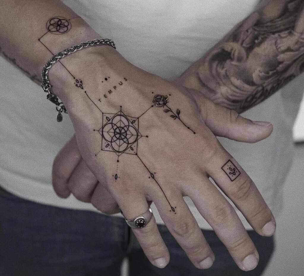 Tatuagens religiosas e geométricas nas mãos para homens