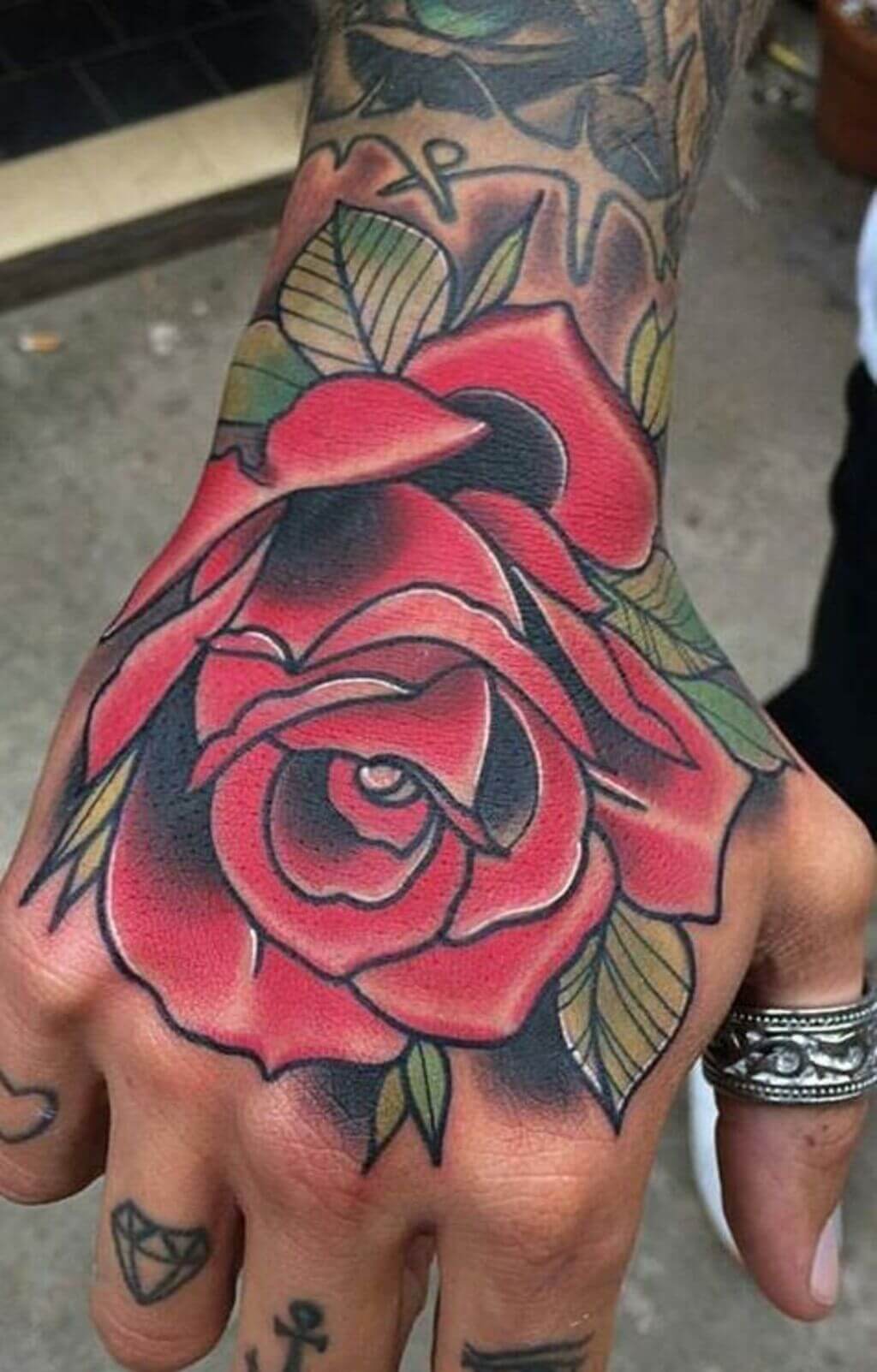 Tatuagens coloridas nas mãos para homens