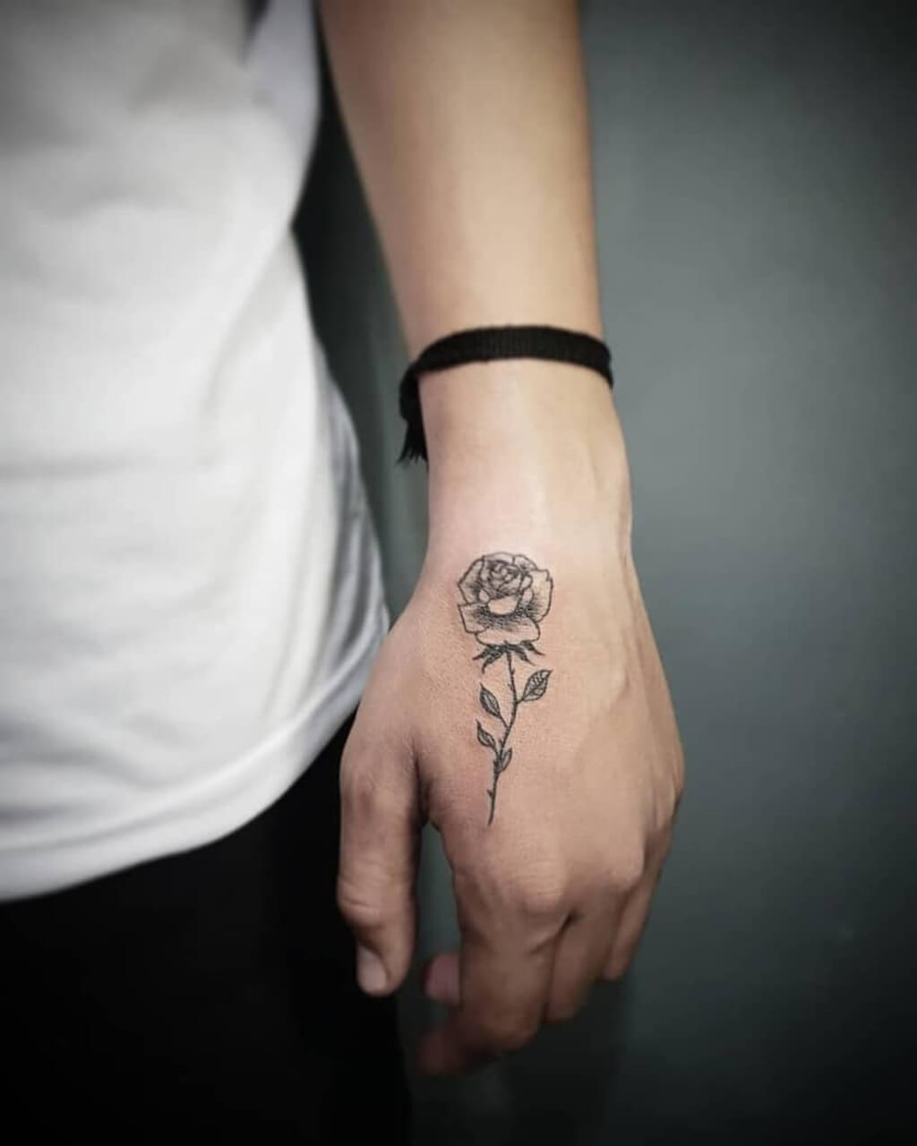 Tatuagem de mão rosa para homens