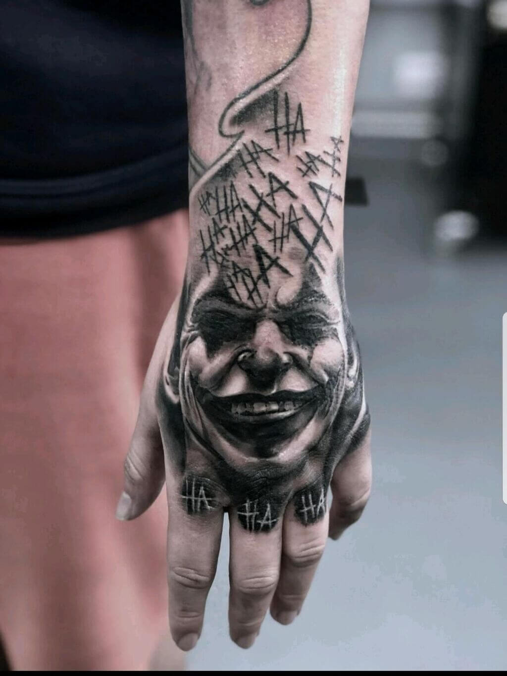 Tatuagens de mão inspiradas no Coringa para homens