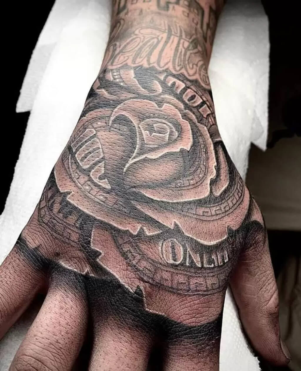 Tatuagens de mãos de rosas de dinheiro para homens