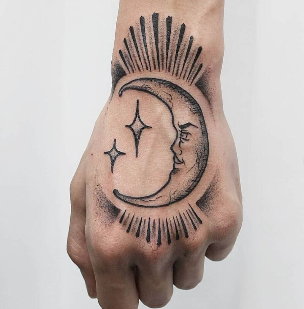 Tatuagem de mão de lua crescente