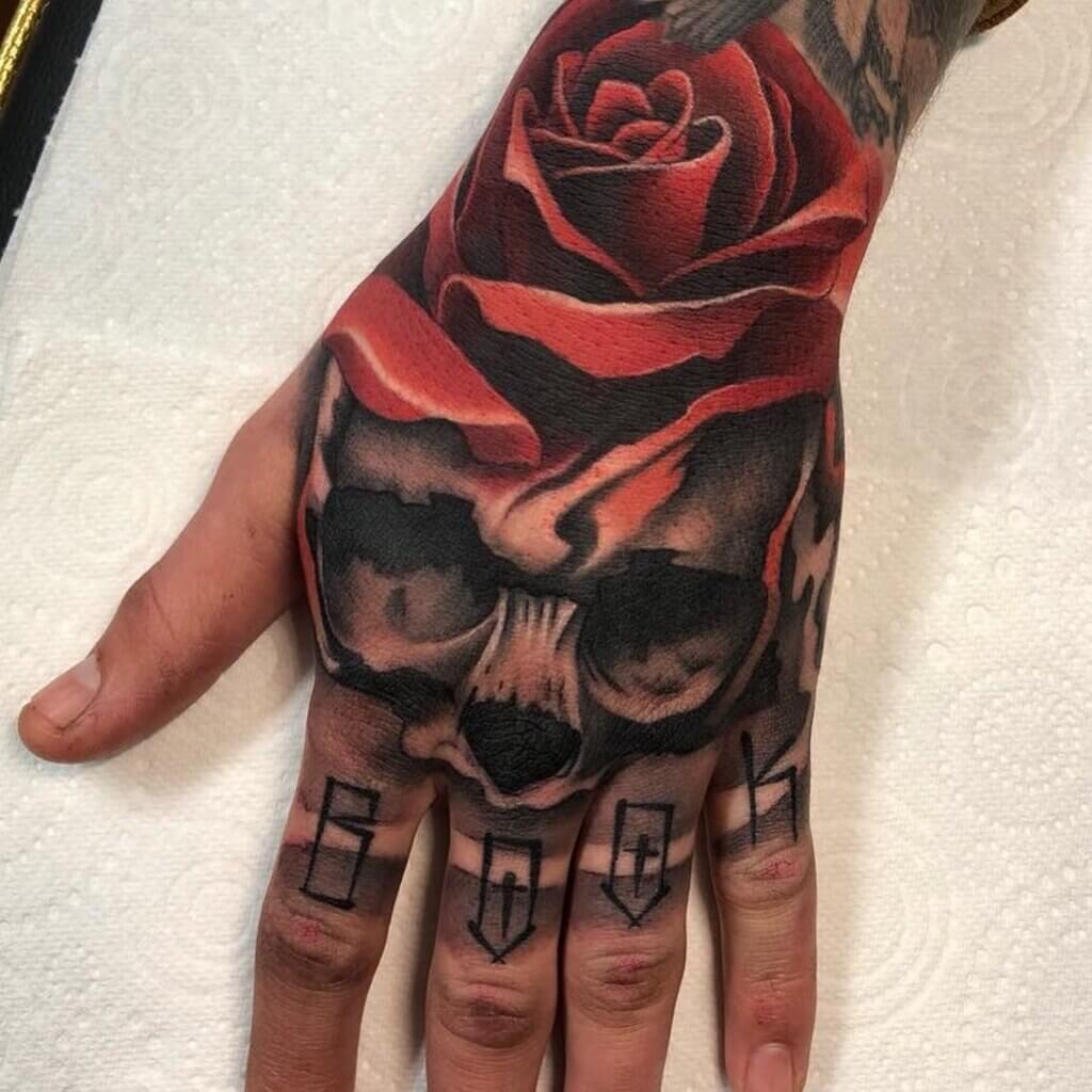 Tatuagem de caveira e mão rosa