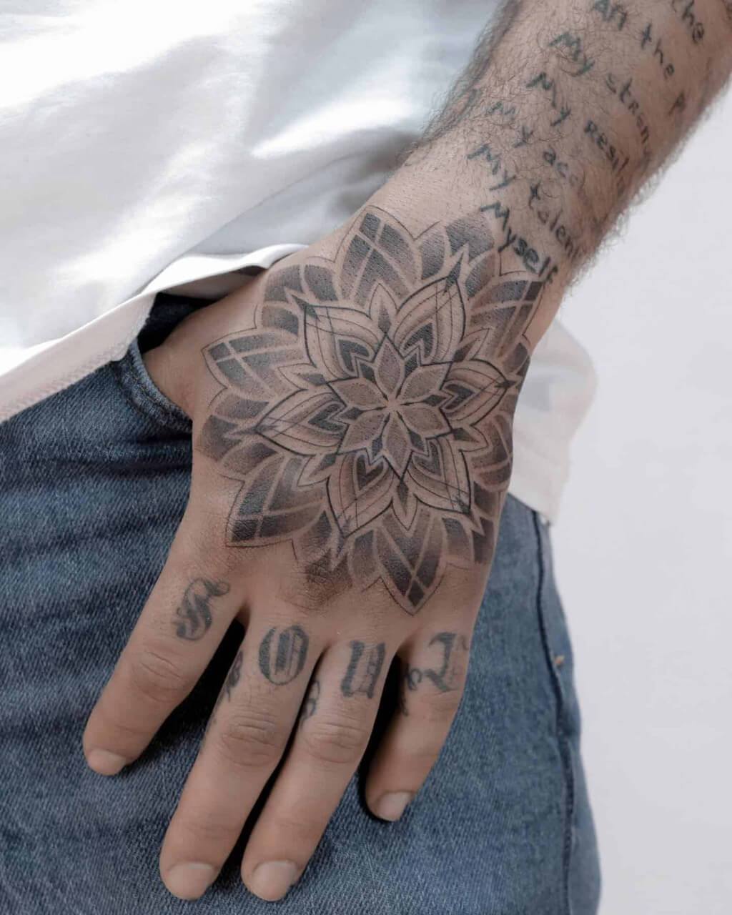 Tatuagens de mandala nas mãos para homens