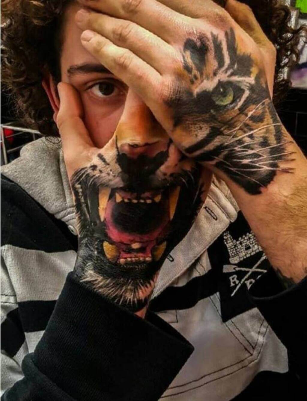 Tatuagem de mão de tigre para homem