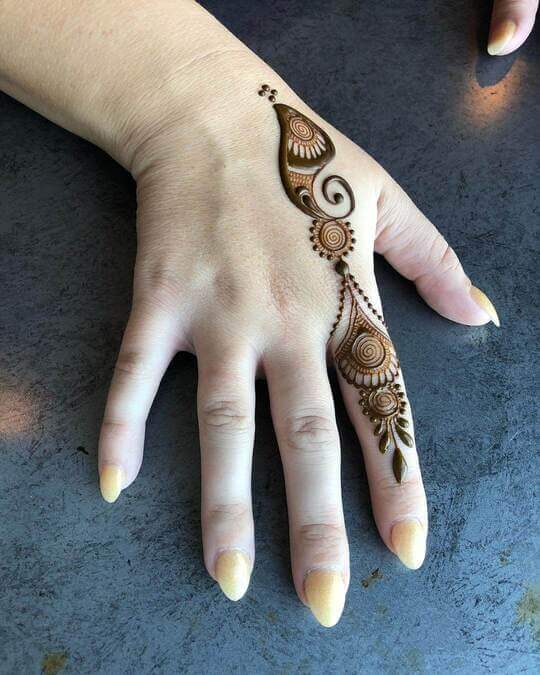 simple finger mehndi design