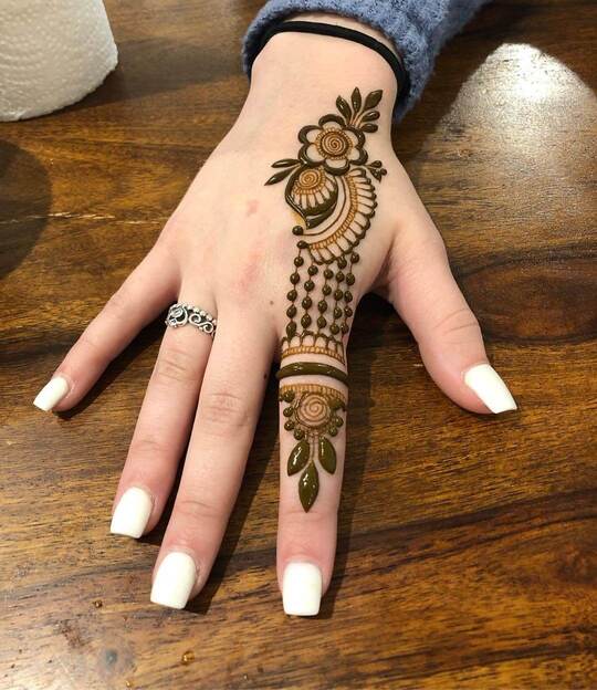 stylish finger mehndi design
